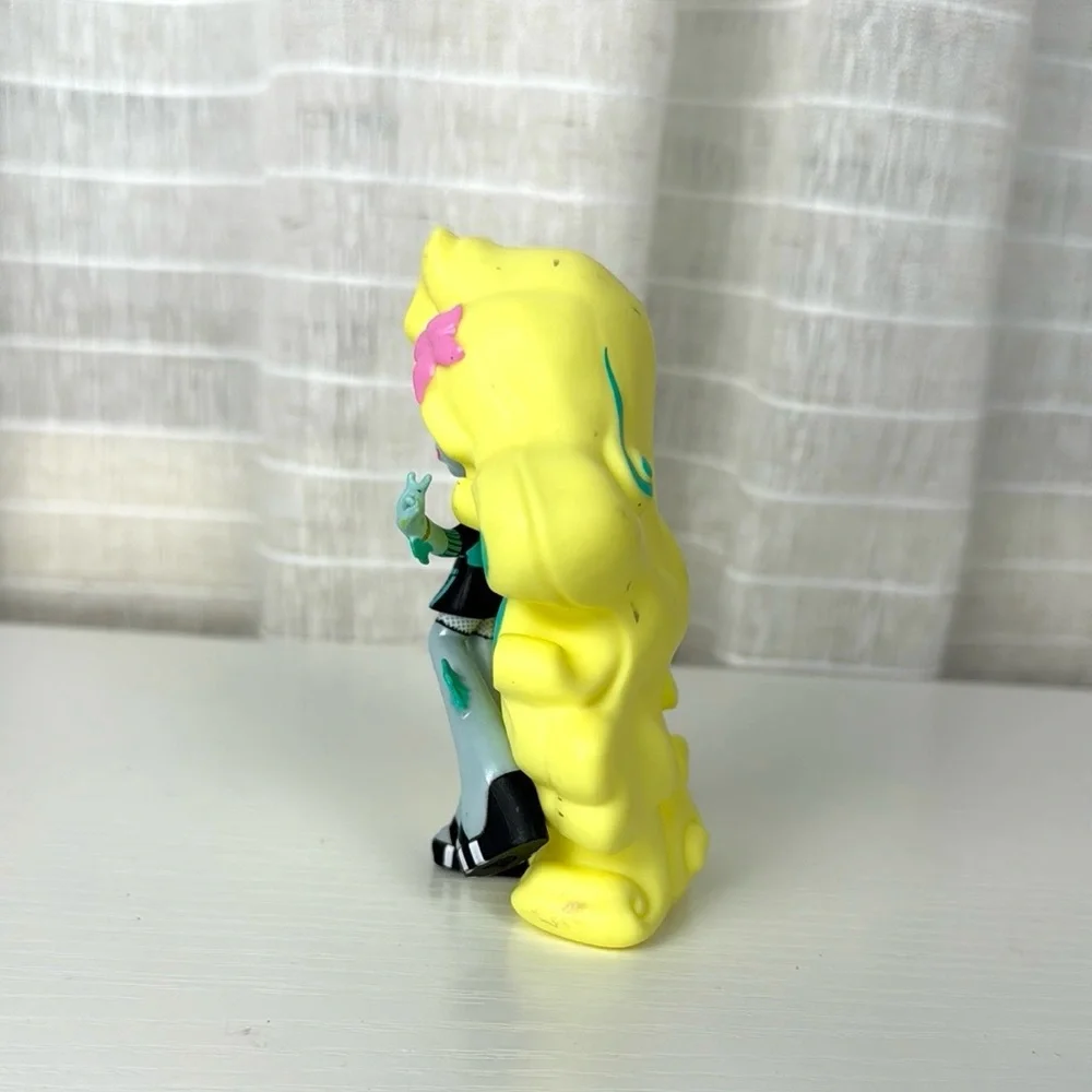 Monter High Lagoona Blue Figure Dol 4” with Yellow Hair and Pink Bow